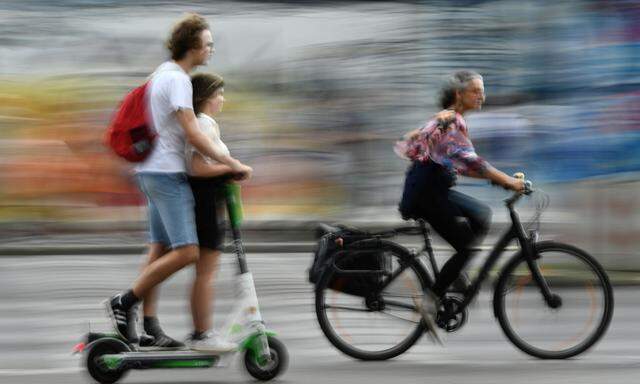 E-Scooter werden rechtlich wie Fahrräder behandelt - Fahren am Gesteig ist verboten