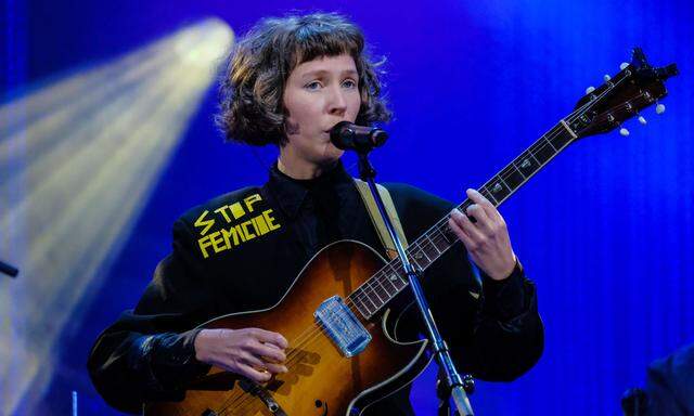  „Stop Femicide“ stand auf ihrer Jacke: Mira Lu Kovacs sang u. a. einen Song von Radiohead.