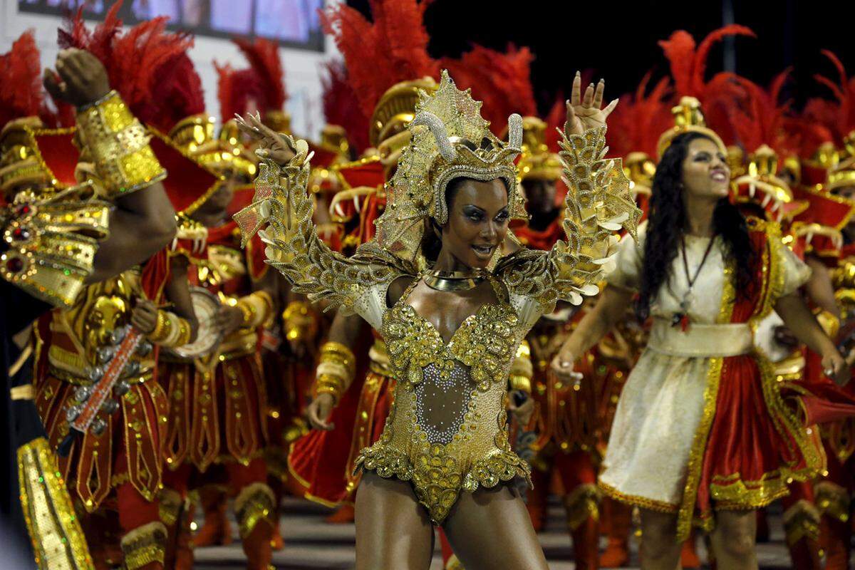 Karneval ist. Fasching ist. Oder wie auch immer Sie dazu sagen. Denn international hat diese Zeit des Jahres die unterschiedlichsten Traditionen und die Kotüme die verschiedensten historischen Wurzeln. Rio de Janeiro gilt als der Inbegriff des Karnevals. Hier wird an mehreren Tagen mit bunten Paraden der Sambaschulen gefeiert.