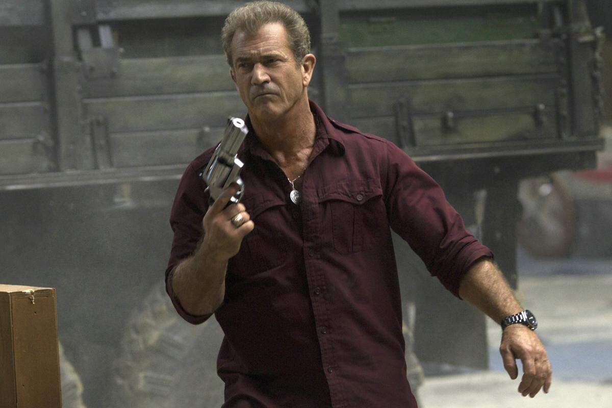 ... Mel Gibson den skrupellosen Waffenhändler Conrad Stonebanks, den die Expendables zur Strecke bringen sollen.