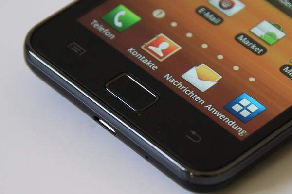 Softwareseitig setzt Samsung auf die aktuelle Version Android 2.3 "Gingerbread", ergänzt sie aber durch seine TouchWiz-Oberfläche. Generell lehnt sich Samsung bei der Software einmal mehr sehr stark an Apples Erfolgshandy an. Genau deswegen ist ja auch eine Patentklage vom iPhone-Hersteller anhängig.