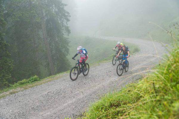 Das zeigte sich vor allem bei der Etappe von Brixen nach Oberndorf. Die Strecke bis zur Wiegalm mussten im dichten Nebel und Schnürlregen zurückgelegt werden. Auf den 800 Höhenmetern schwitzt man trotzdem.