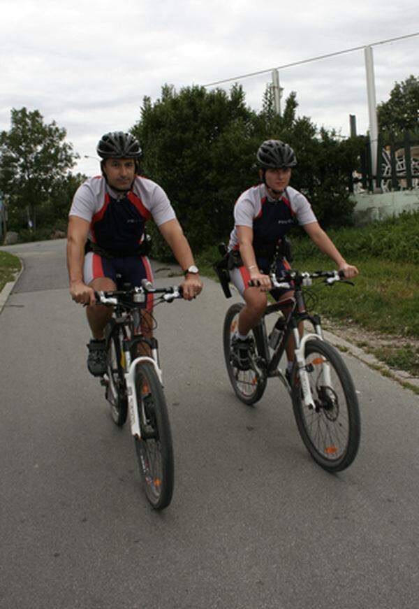 Begonnen hat die Zweiradpolizei im vergangenen Jahr als Versuchsbetrieb; seit Mai ist sie „offiziell“. In der Bundeshauptstadt soll die Fahrradstreife bald auf 54 Polizisten aufgestockt werden. Auch in anderen österreichischen Städten - in Salzburg, St. Pölten oder Gmunden - ist die Fahrradpolizei bereits unterwegs.