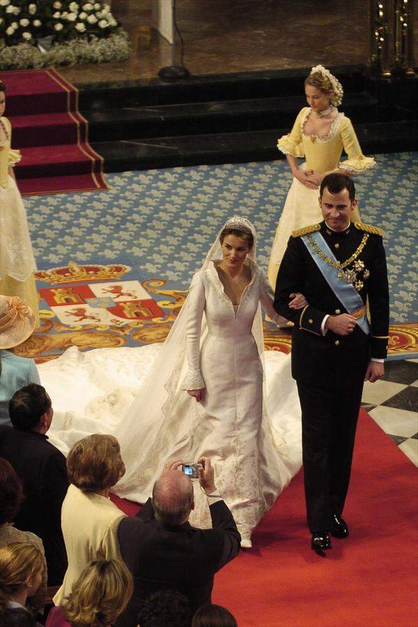 Im Mai 2004 trauten sich Prinz Felipe von Spanien und Prinzessin Letizia. Die Braut trug ein Kleid mit hohem Kragen und Glitzerapplikationen von Manuel Pertegaz.