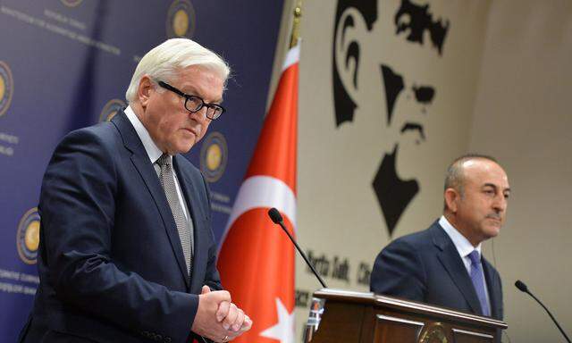 Steinmeier, Deutschlands Außenminister (l.), und ?avuşoğlu, sein türkischer Amtskollege, in Ankara.