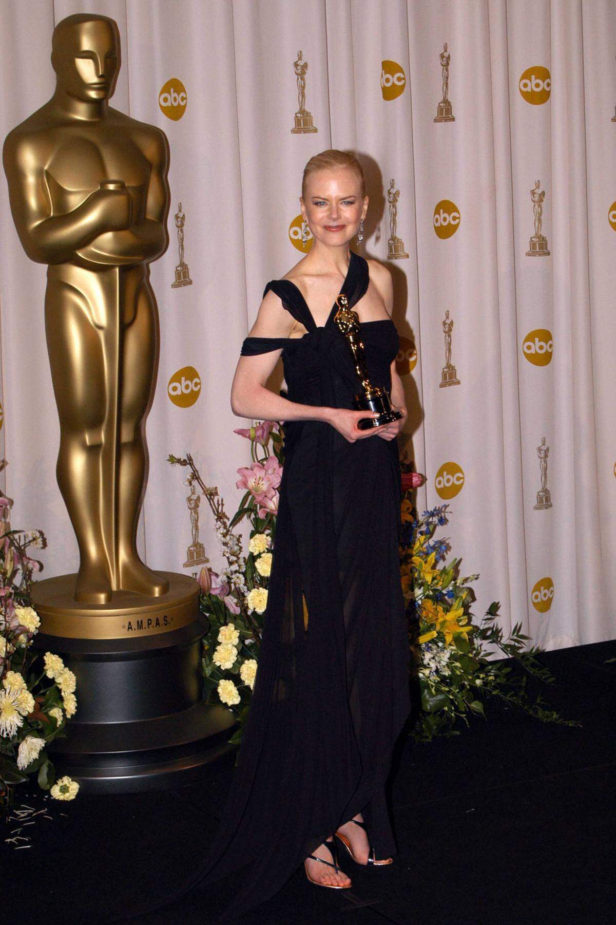 Nicole Kidman konnte mit "The Hours - Von Ewigkeit zu Ewigkeit" die Jury überzeugen. Im raffiniert schwarzen Kleid von Jean Paul Gaultier nahm sie den Preis entgegen.