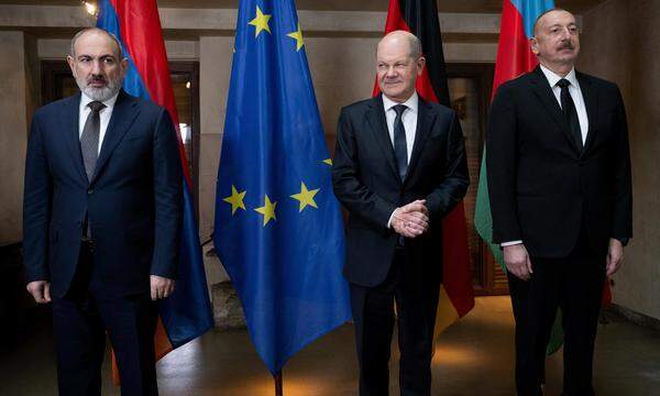 Armeniens Regierungschef Nikol Paschinjan, Deutschlands Bundeskanzler Olaf Scholz und der aserbaidschanische Präsident Ilham Alijew in München.