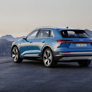 Die durchgehende Lichtleiste hinten wird im VW-Konzern langsam populär – und bietet hübsche Lichtspiele beim Entsperren.