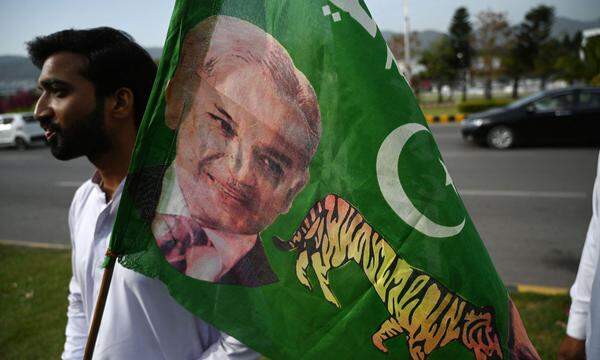 Ein Anhänger mit dem Banner der Muslimliga und dem Konterfei von Shehbaz Sharif.