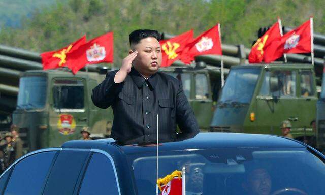 Nordkoreas Machthaber Kim Jong-un bei einer Militärparade.