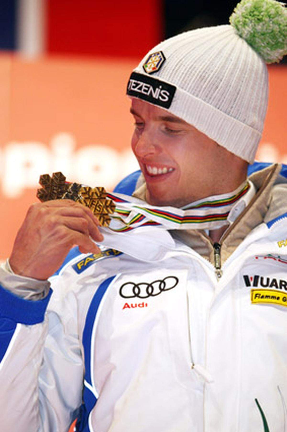 Der Südtiroler verließ Bayern mit einem kompletten Medaillensatz. Gold im Super-G, Silber in der Super-Kombination, Bronze in der Abfahrt. Innerhofer führte damit ein sehr starkes italienisches Team an, das in der Medaillenwertung Rang drei hinter Österreich und Frankreich belegte. Peter Fill mit Bronze in der Super-Kombination, Federica Brignone mit Silber im Riesentorlauf und Manfred Mölgg mit Slalom-Bronze am Schlusstag rundeten die Bilanz der "Squadra" ab.