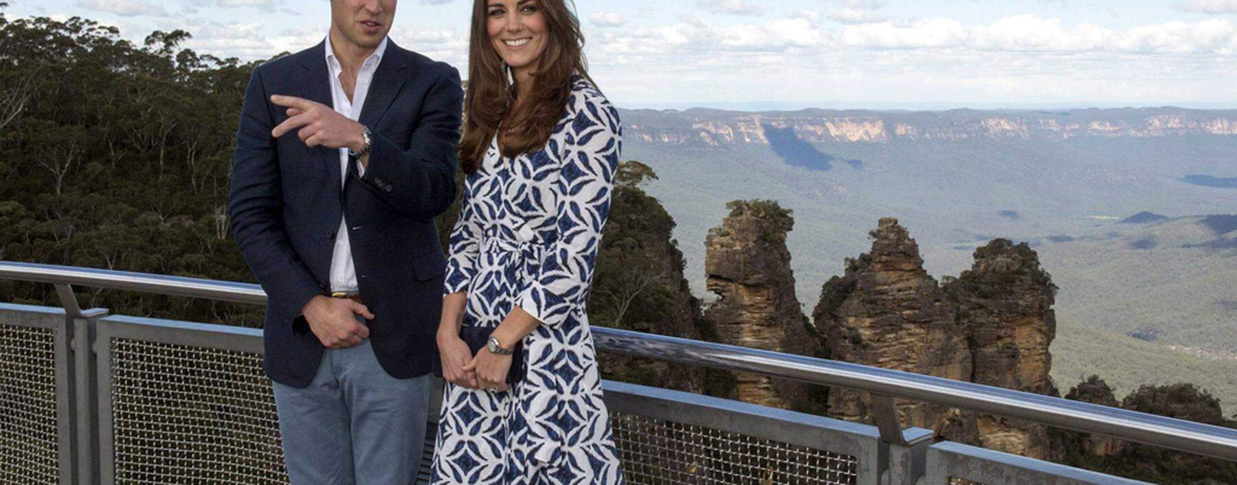 Britain´s Prince William and his wife Catherine, the Duchess of Cambridge, stand at Echo Point Lookout at Katoomba in the Blue Mountains near Sydney