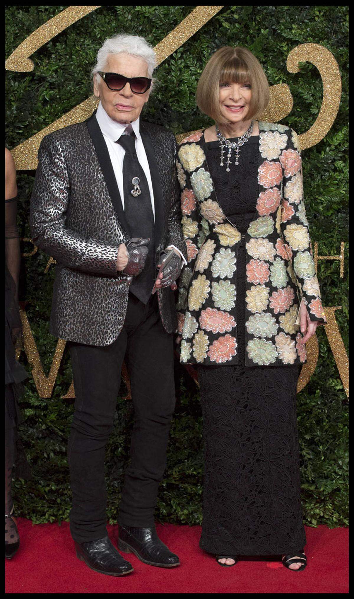 Karl Lagerfeld, der an der Seite von Anna Wintour erschien, erhielt den Outstanding Archievement Award.