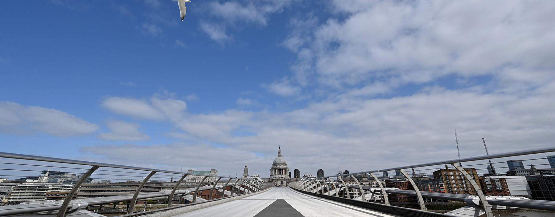 Für Defoe „die schönste aller Kirchen“ Londons: St. Paul's. Davor die Millennium Bridge im Lockdown.