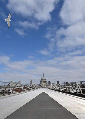 Für Defoe „die schönste aller Kirchen“ Londons: St. Paul's. Davor die Millennium Bridge im Lockdown.