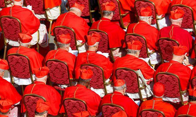 Kardinäle am Petersplatz in Rom. Ab Mittwoch kommen 365 Würdenträger zur Weltsynode zusammen.