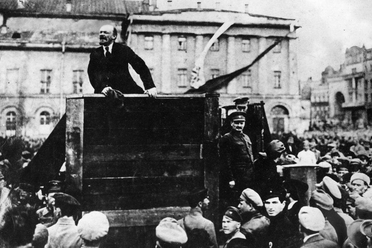 Der letzte Kampf des Führers der russischen Revolution beginnt schon Jahre vor seinem Tod. Im Mai 1922 trifft ihn der erste schwere Schlaganfall. Lenin ist danach halbseitig gelähmt und verliert für mehrere Wochen seine Sprache.