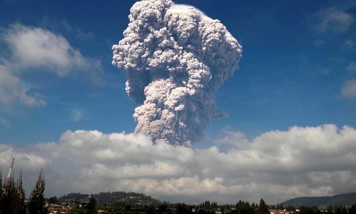 Der seit Jahren aktive Vulkan Sinabung auf Indonesien ist erneut ausgebrochen.