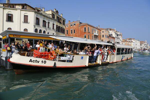 "Der wahre Gewinner dieses Events ist die Stadt Venedig, die Millionen Euro kassiert und mit einem Promi-Event ohnegleichen die Medien der Welt monopolisiert", kommentierte die Tageszeitung "La Nuova Venezia".