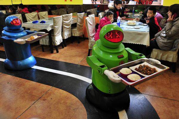 Doch nicht nur in Hongkong werden Roboter als Kellner eingesetzt. Auch in Harbin, in der Heilongjiang-Provinz in China, setzt man in einem Restaurant seit 2012 darauf. Über 20 bunte Roboter sind für die Gäste im Einsatz. Sie kochen und servieren und können einfache Begrüßungsfloskeln sowie über zehn verschiedene Gesichtsausdrücke.