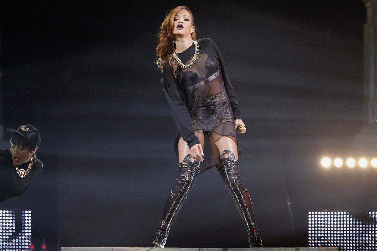 Im Verhältnis zu ihren bisherigen Auftritten, geht Rihannas Transparenz-Look noch als züchtig durch. Die Overknee Stiefel gehen schon eher in die Richtung Züchtigung.