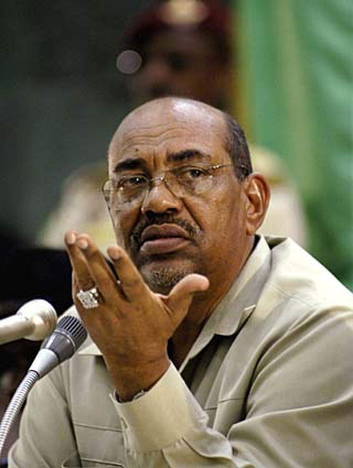 Al-Bashir - gewählter Präsident des Sudan - gilt als einer der schlimmsten Diktatoren der Gegenwart. Er gilt als Geheimniskrämer und widersrpüchliche Figur. Scharia-Gesetzgebung begleitet er mit Wirtschaftsliberalisierung. Für seinen Machterhalt wendet er, bisher äußerst erfolgreich, das Motto "Divide et Impera" an. Inter-ethnische Konflike erschüttern das Land, Bashir selbst sitzt fest im Sattel.  International ist er mehr als umstritten und relativ isoliert: Der Internationale Gerichtshof hat im Juli einen Haftbefehl gegen al-Bashir beantragt - den ersten gegen einen amtierenden Staatschef.