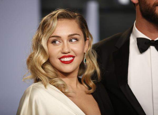 Ganz klassisch mit Glamourlocken und rotem Lippenstift erschien Sängerin Miley Cyrus zur Aftershowparty.