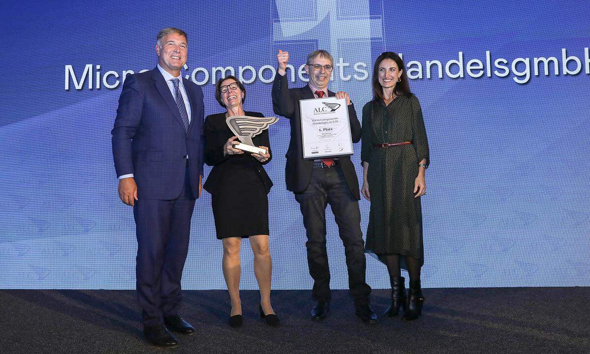 Auszeichnung 1. Platz Kleinbetriebe National für die Micro Components HandelsgmbH (v.l.): WK Wien-Präsident Walter Ruck mit Micro Components-Unternehmerpaar Andrea und Ernst Ruth PwC-Partnerin und Markets Leader Agatha Kalandra.