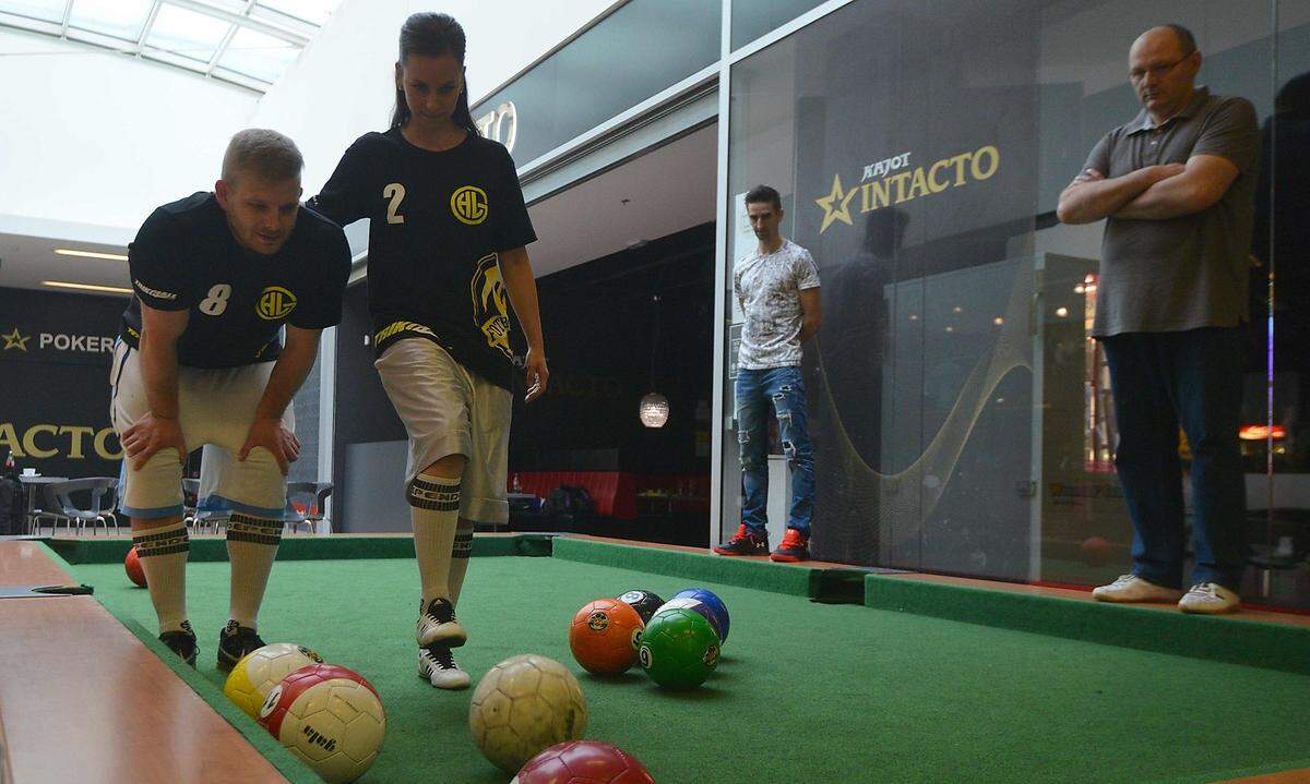 Fußball auf dem Pooltisch, kurz Footballpool, wird hier in Prag gespielt.