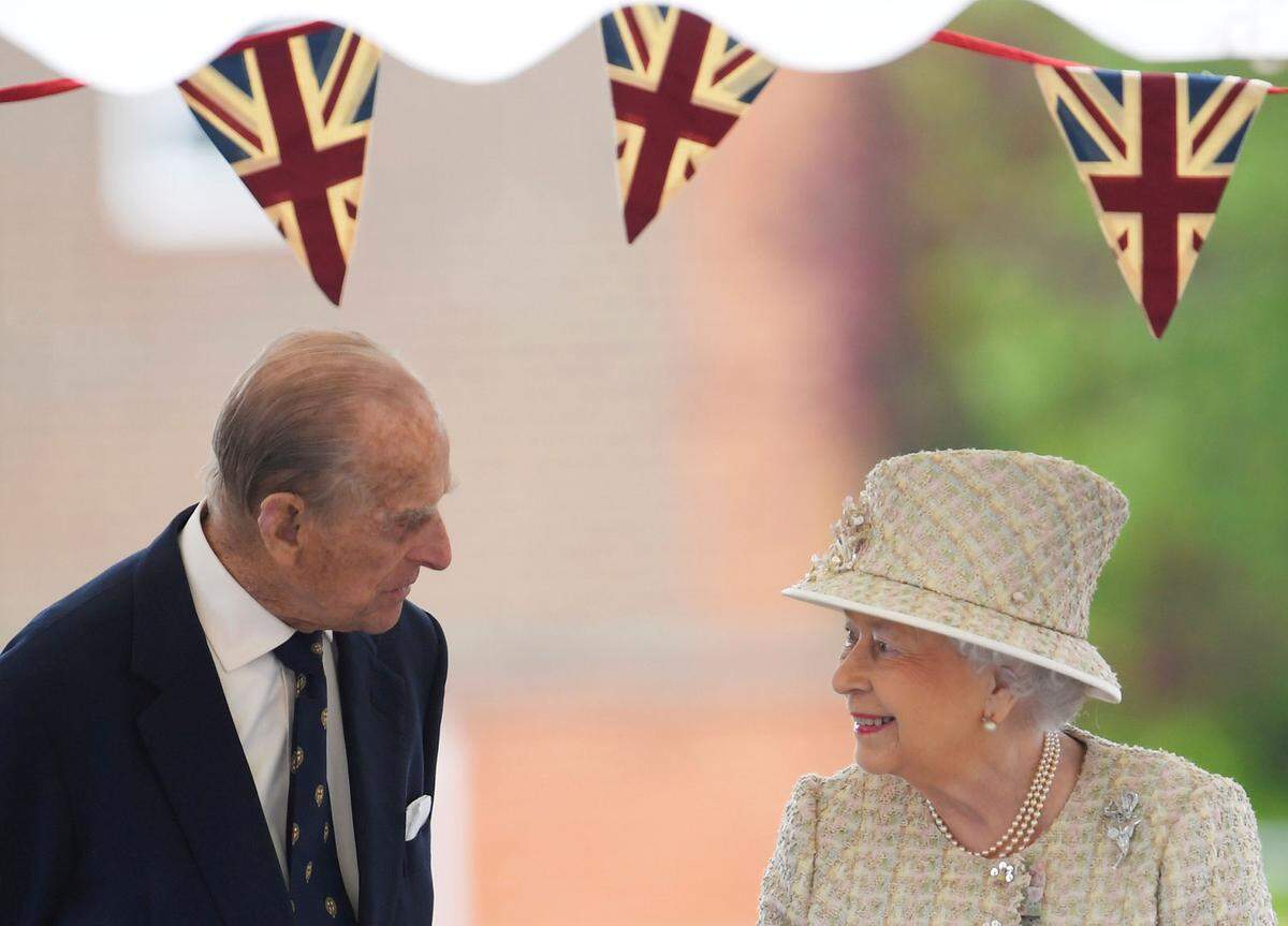 Ein Rücktritt der Queen wegen ihres hohen Alters gilt unter Kennern der Royals als unwahrscheinlich. "In einer Rede mit 21 Jahren hat sie gesagt, dass sie bis zum letzten Atemzug ihre Pflichten erfüllen wird", so Seelmann-Eggebert. "Ich glaube, daran hält sie sich."