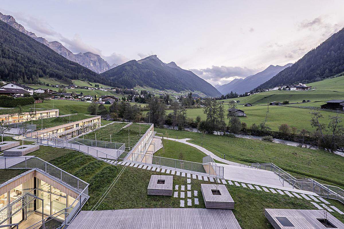 Das zweite nominierte Projekt in Tirol ist der Schulcampus in Neustift im Stubaital, der von der Gemeinde Neustift in Auftrag gegeben wurde. Für die Architektur zeichnen fasch&amp;fuchs.architekten verantwortlich.