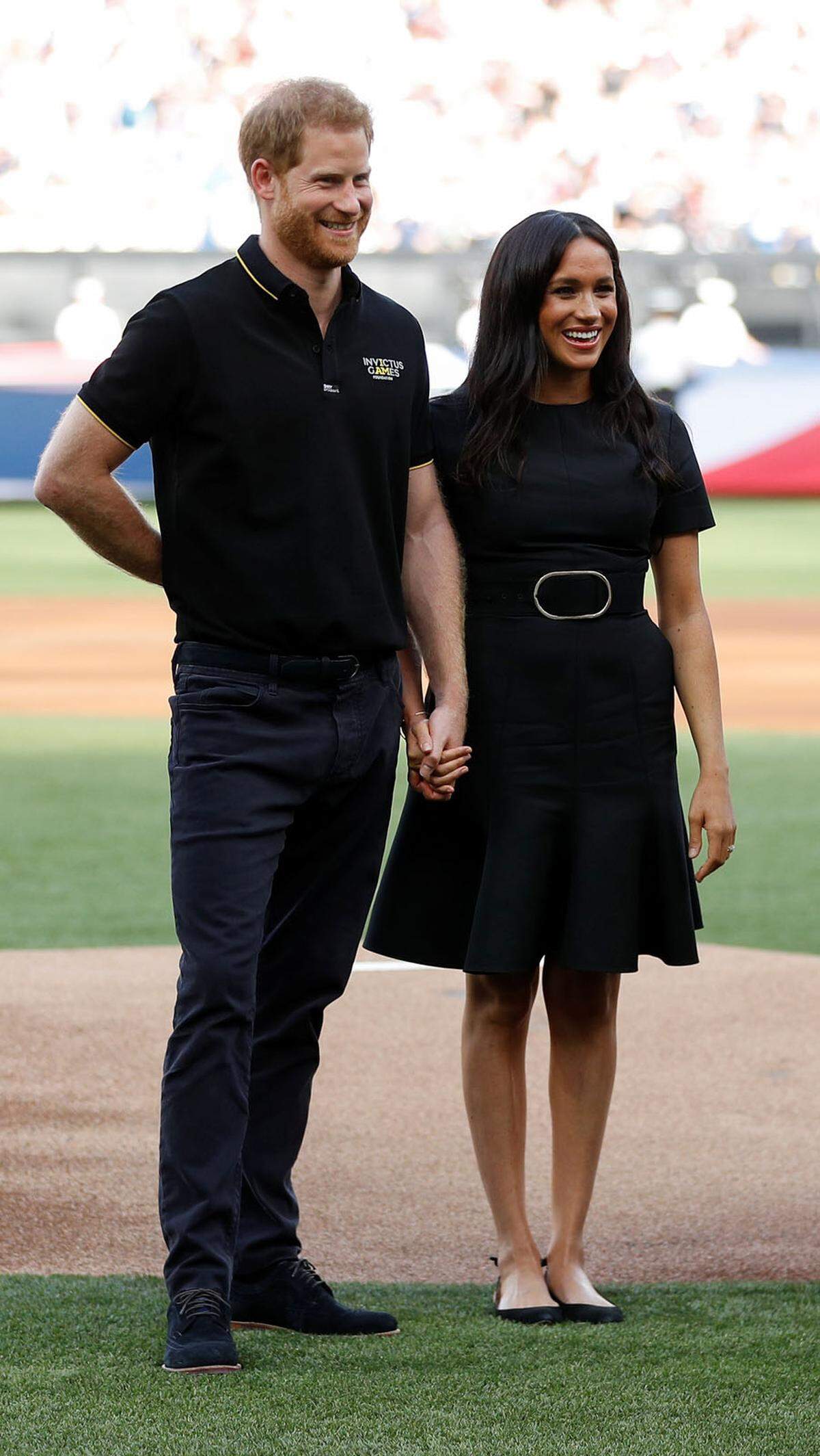 Einen überraschenden Auftritt legte Herzogin Meghan beim Sox gegen Yankees Baseballspiel in London hin. Die junge Mutter trug das "Belted Keyhole Dress" von Stella McCartney.