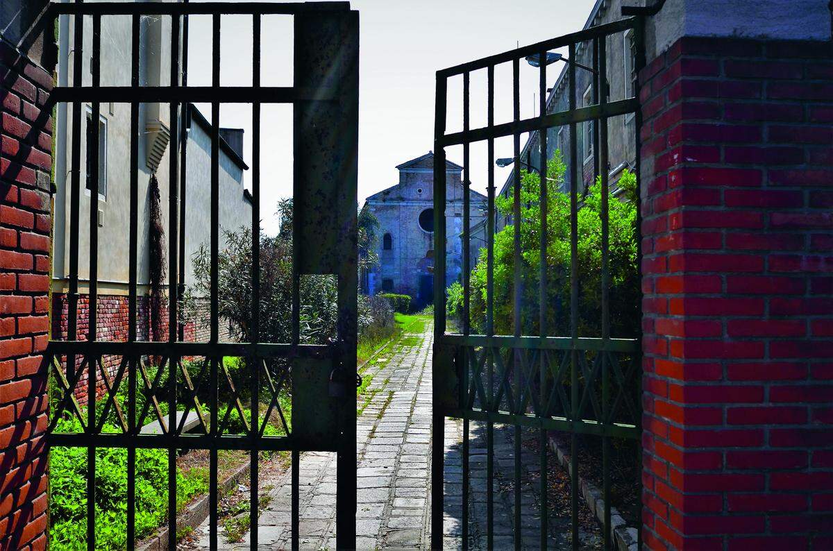 Ebenfalss auf der Insel Giudecca an der Fondamenta della Croce stehen die Eisentore der mittlerweile aufgelassenen Strafanstalt „Casa Circondariale“ sperrangelweit offen. Ein viersprachiges „Zutritt verboten“-Schild und eine in die Mauer eingelassene Kamera dienen der Überwachung des leer stehenden Gebäudekomplexes. 