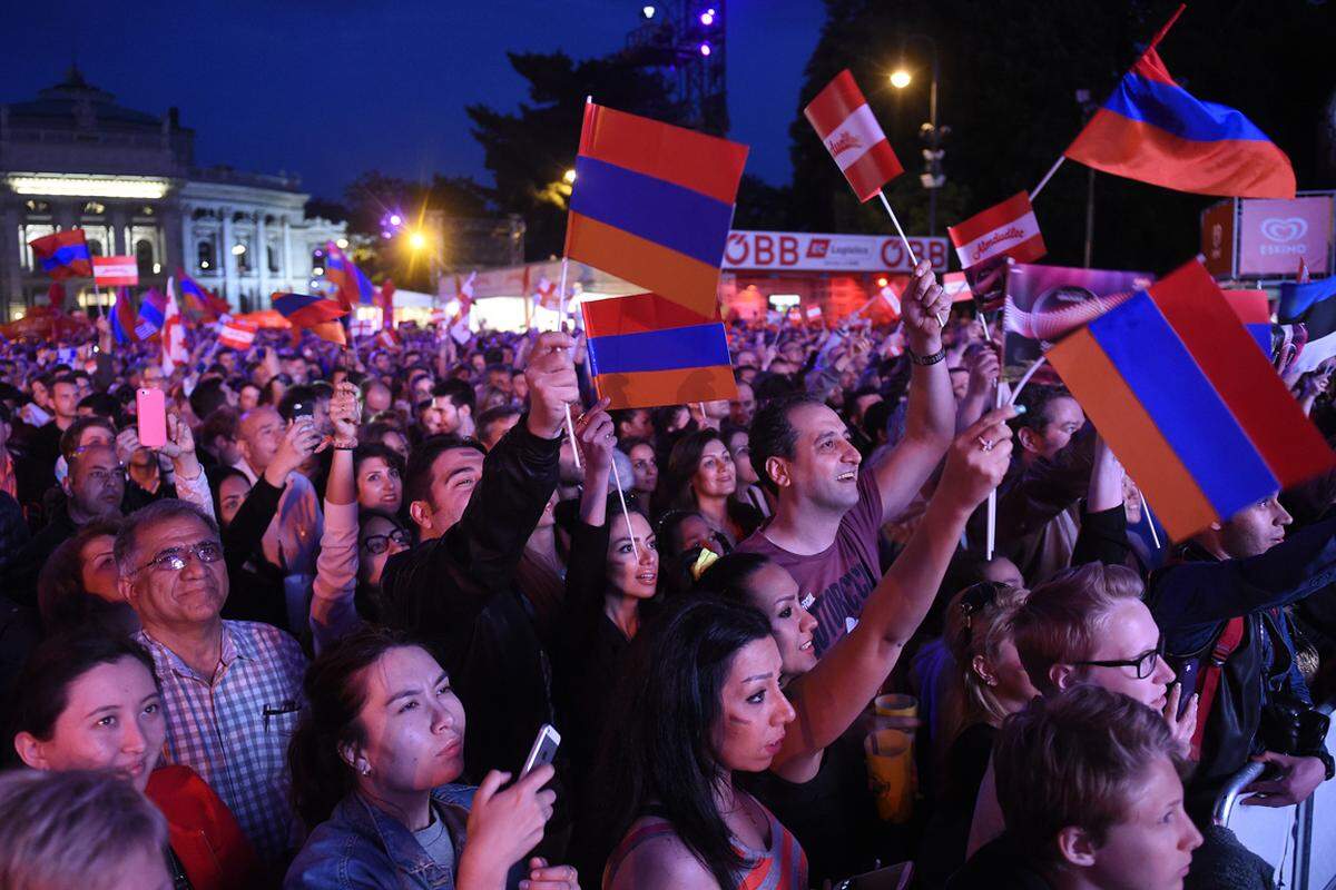 Tausende verfolgten die Show, wobei sich besondere Sympathien für Serbien, Armenien und Albanien unter den Besuchern herauskristallisierten. 