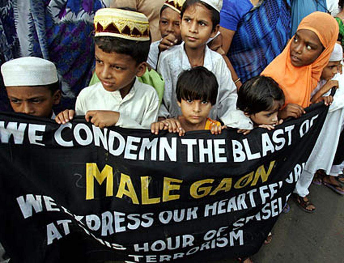 Bei zwei verheerenden Bombenanschlägen auf Teilnehmer eines muslimischen Festes sterben im westindischen Unionsstaat Maharashtra mindestens 37 Menschen. Mehr als 100 tragen teils schwere Verletzungen davon.