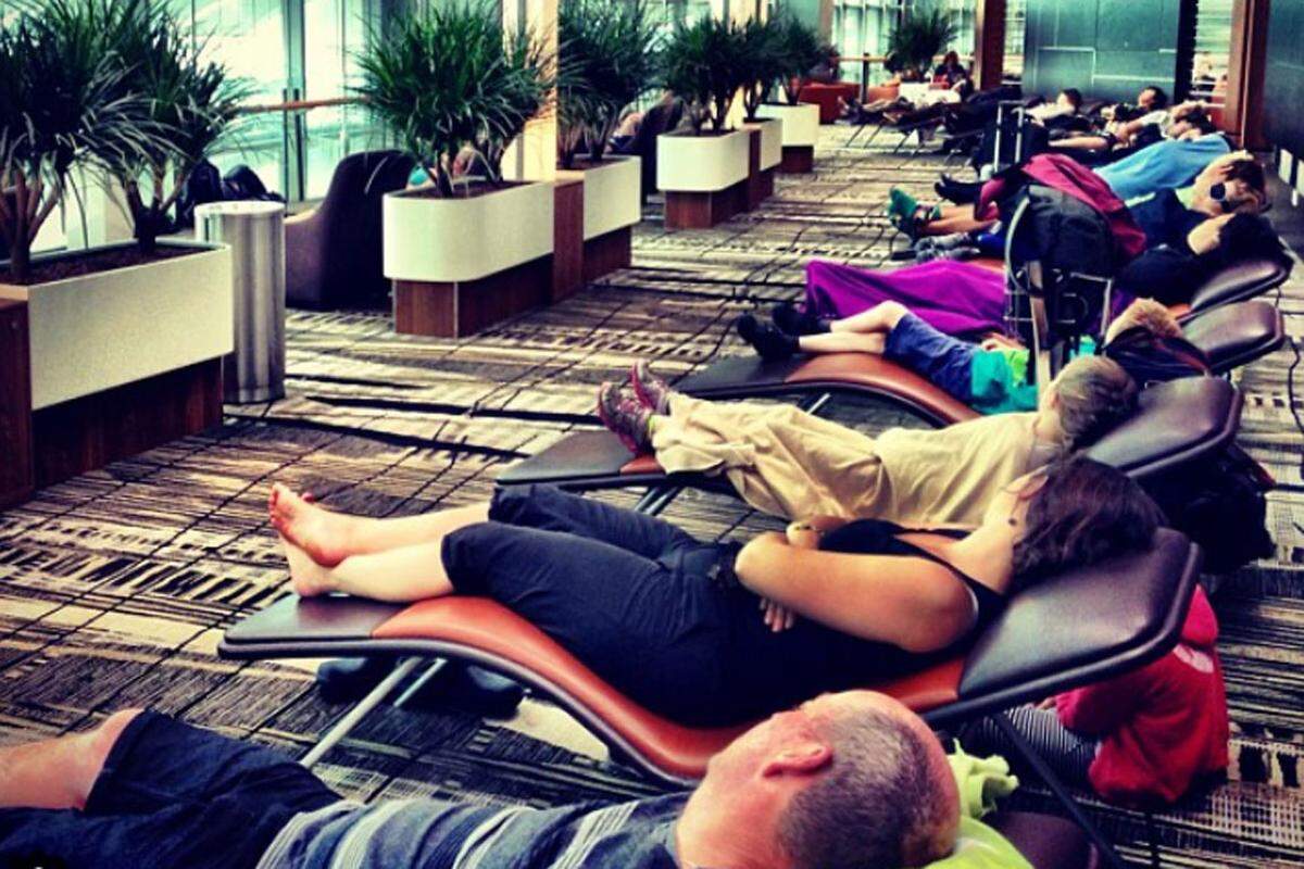 Seit 1996 informieren die vielfliegenden Autoren des Guide to Sleeping in Airports unter anderen über die besten und schlechtesten Plätze auf den Flughäfen dieser Welt, auf denen sich geschlauchte Reisende ausruhen können, oder eben auch nicht. Hier finden Sie die Top und Flop 5. Sieger in allen Disziplinen ist der Flughafen Singapur. Hervorgehoben werden Lounge Sessel, auf denen man sich ausstrecken kann, schwächer beleuchtete Relaxzonen und kostenlose Massagestühle. Im Abflugbereich, auf dem Dach von Terminal 2, findet man unter freiem Himmel einen Swimmingpool mit Jacuzzis und Liegestühlen.