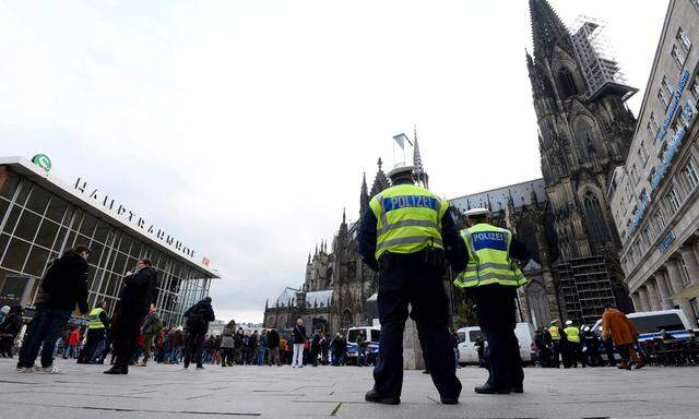 Die Polizei hat die Präsenz auf dem Kölner Hauptbahnhof verstärkt. Nach den Übergriffen auf Frauen in der Silvesternacht wird derzeit in mehr als 500 Fällen ermittelt.