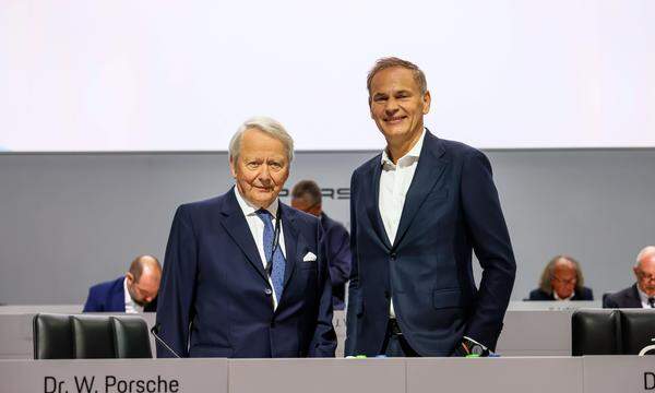 Aufsichtsratsvorsitzender Dr. Wolfgang Porsche (li). und Porsche-Vorstandschef Oliver Blume bei der Hauptversamlung.