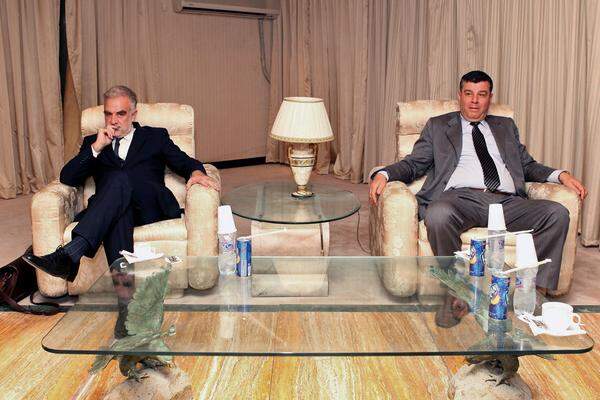 Anfang April 2012 verlangte der IStGH die sofortige Überstellung nach Den Haag. Die libysche Übergangsregierung wollte  Gaddafi jedoch im eigenen Land den Prozess machen. Am 28. Juli 2015 war es schließlich soweit: Der 43-Jährige wurde von einem Gericht in Tripolis in Abwesenheit verurteilt, nach wie vor befindet er sich in der Hand der Zintan-Rebellen. Am Bild: Libyens Generalstaatsanwalt Abdul Aziz Alhsady (rechts) und der Chefankläger des Internationalen Strafgerichtshofs, Luis Moreno Ocampo in Tripolis.