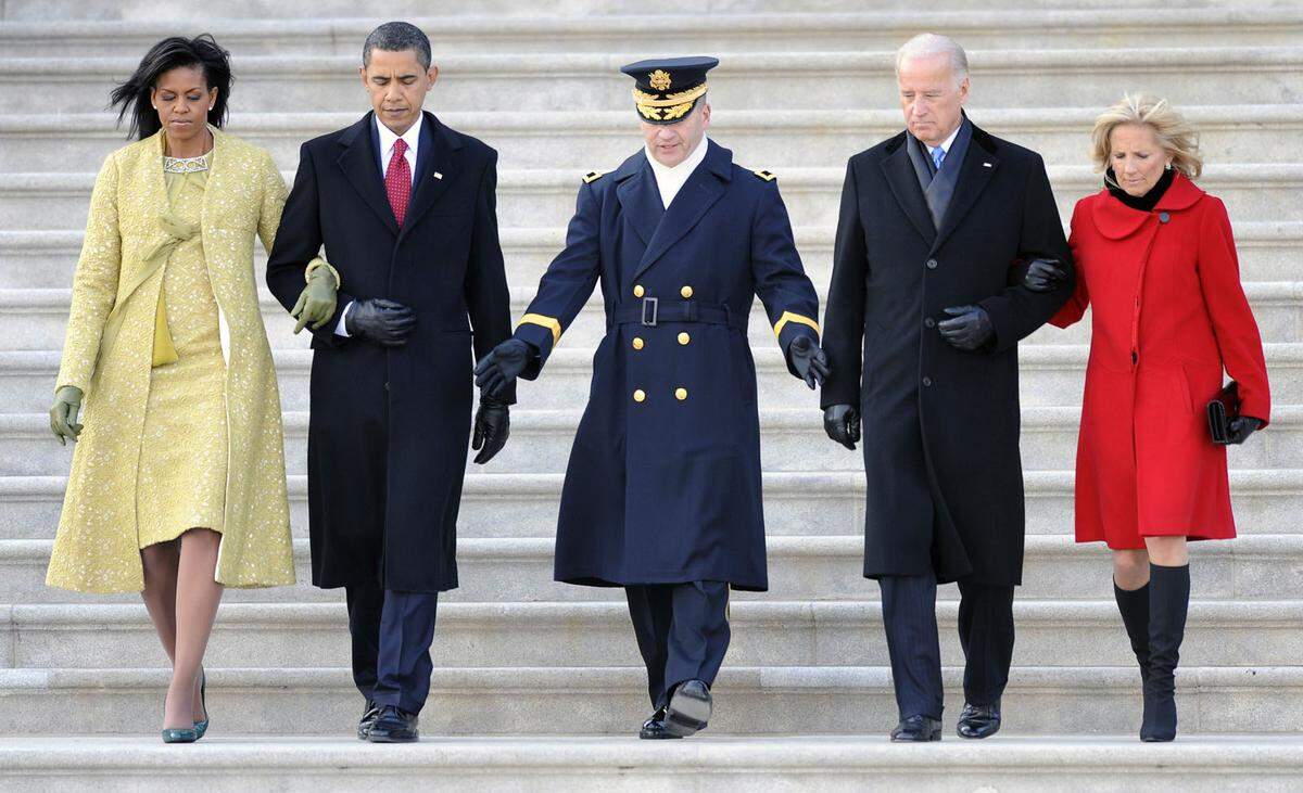 Vier Jahre zuvor strahlte Michelle Obama in einem gelbgoldenen Etuikleid mit Mantel den Menschenmassen entgegen. Die amerikanische Designerin Isabel Toledo mit kubanischen Wurzeln entwarf den Look.    