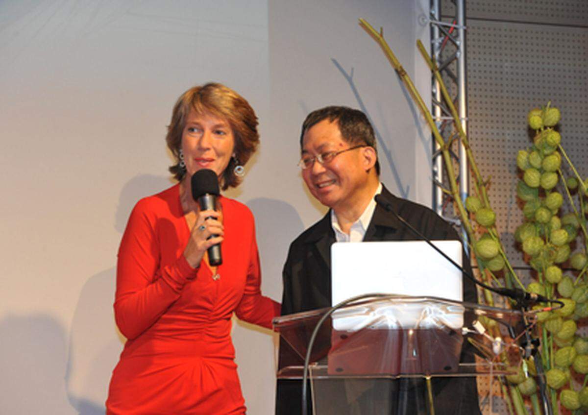 Moderatorin Barbara Rett mit Gastredner und Stararchitekt Ken Yeang. Der Sonderpreis mit 35.000 Euro ging an das Guangming New Town Centre der Entropic City in Shenzhen, China.
