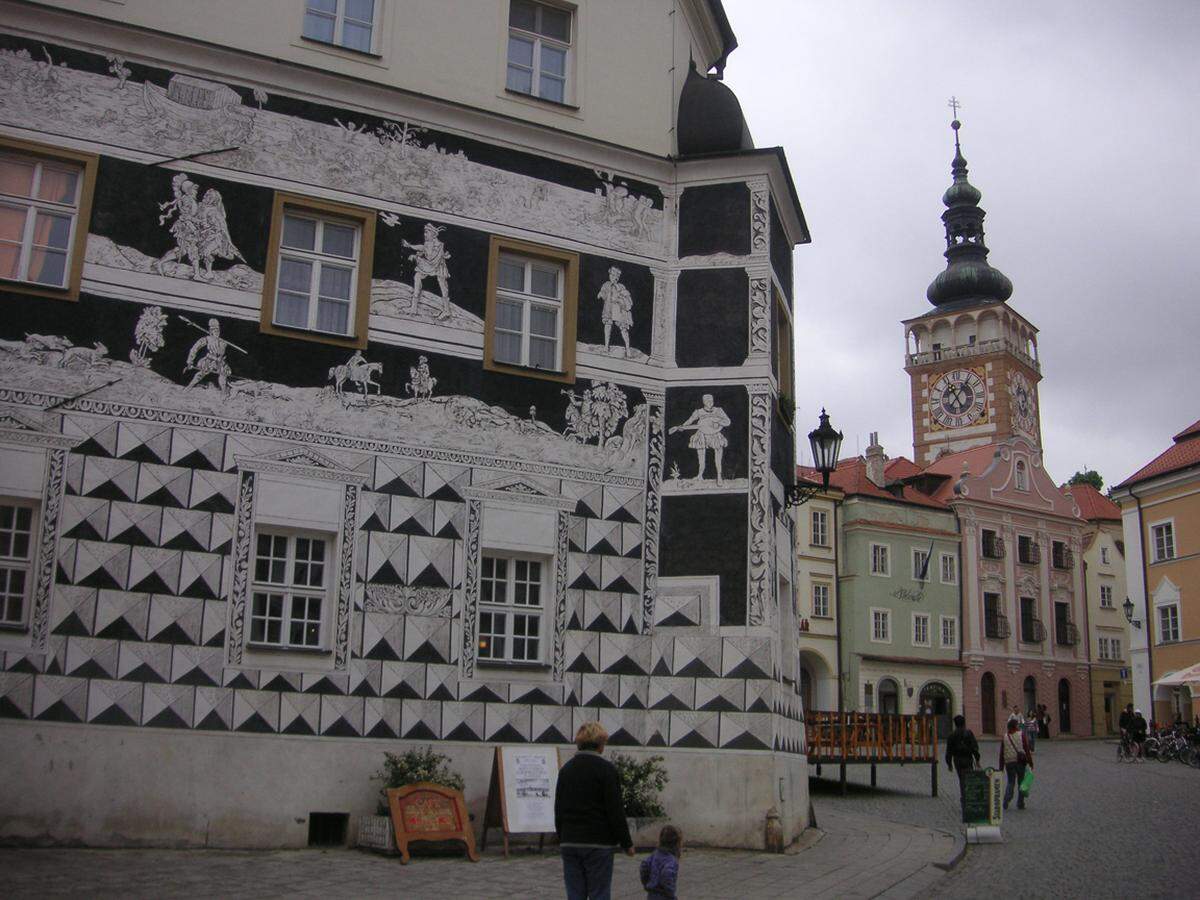 Das Sgraffitohaus am Stadtplatz gehört mit dem Mikulover Schloss und dem Jüdischen Friedhof zu den Sehenswürdigkeiten …