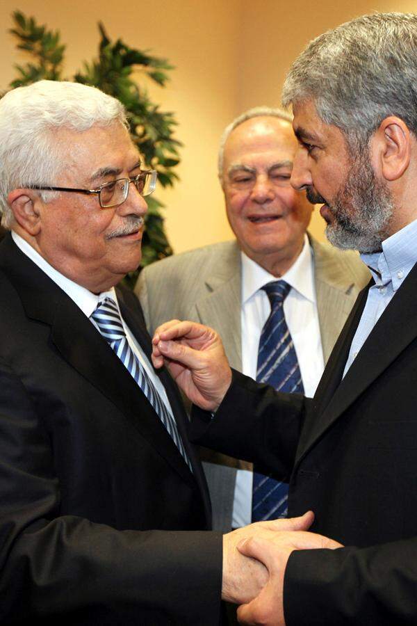 Die beiden Palästinenserparteien Hamas und Fatah unterzeichnen ein Versöhnungsabkommen. Israels Premier Benjamin Netanjahu nennt die Einigung einen "großen Sieg des Terrorismus". Bild: Palästinenser-Präsident Mahmoud Abbas von der Fatah-Partei (links) und Hamas -Chef Khaled Mashaal.