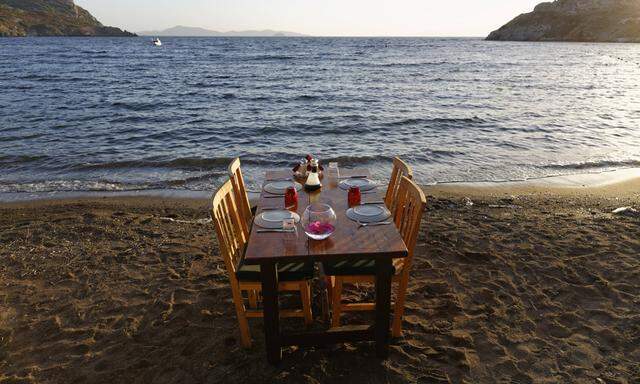 Turkey Bodrum Guemuesluek Laid table on beach PUBLICATIONxINxGERxSUIxAUTxHUNxONLY SIEF004859