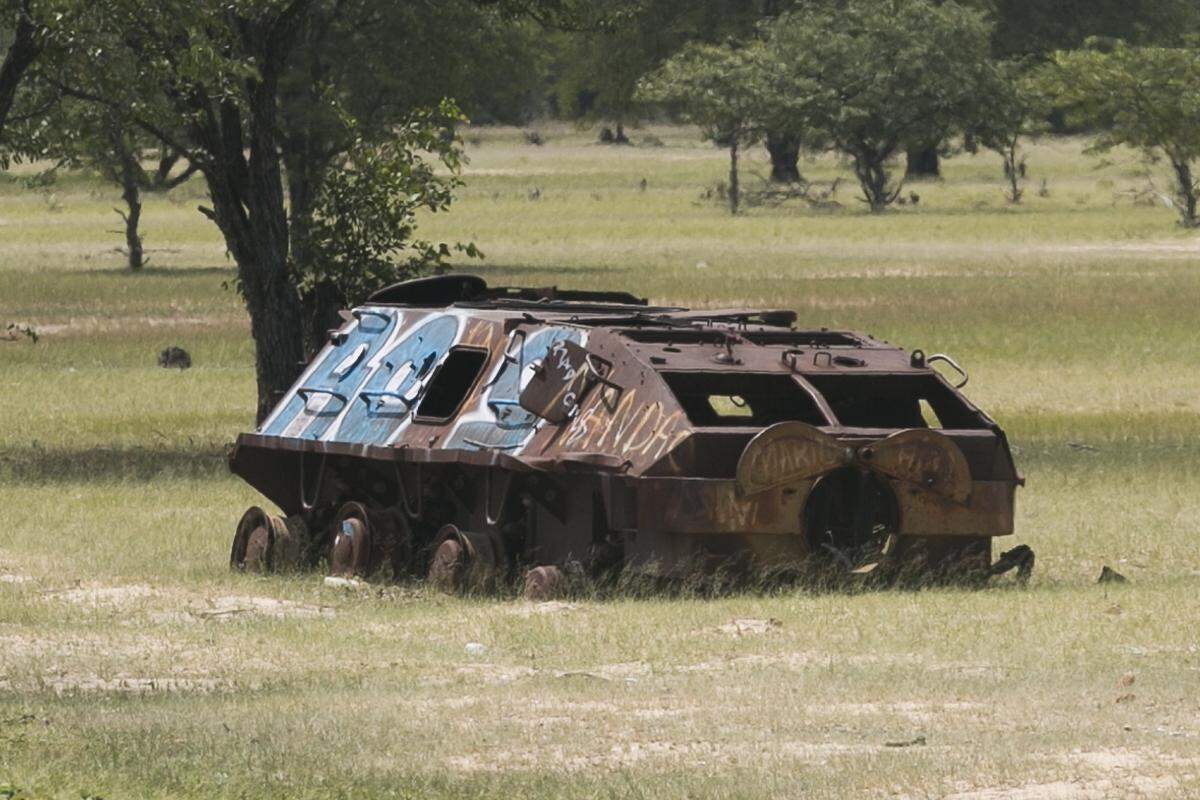 Die Grenze von Namibia nach Angola ist passiert. Atmosphärisch ist das Bild ein anderes: Rostende Panzer zeugen noch von der Zeit des verheerenden Bürgerkriegs bis 2002. An manchen Stellen ist Vorsicht geboten, es können noch immer Landminen draußen liegen. Zuvor befand sich das Land lange unter der Gewalt der portugiesischen Kolonisatoren.