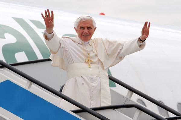 Papst Benedikt XVI. kam Donnerstagmittag am Flughafen von Madrid an.