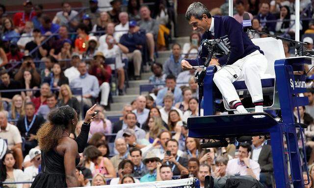 Serena Williams diskutiert mit Carlos Ramos