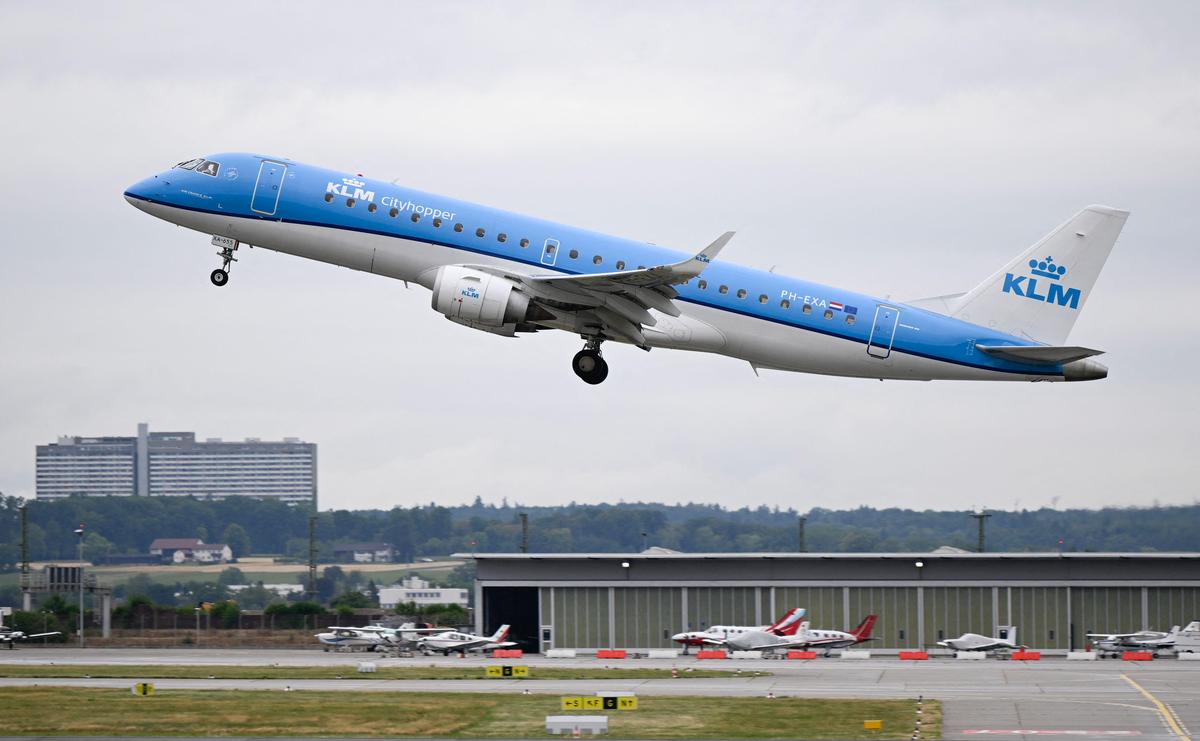 An Embraer 190 Cityhopper from KLM takes off here in Stuttgart.