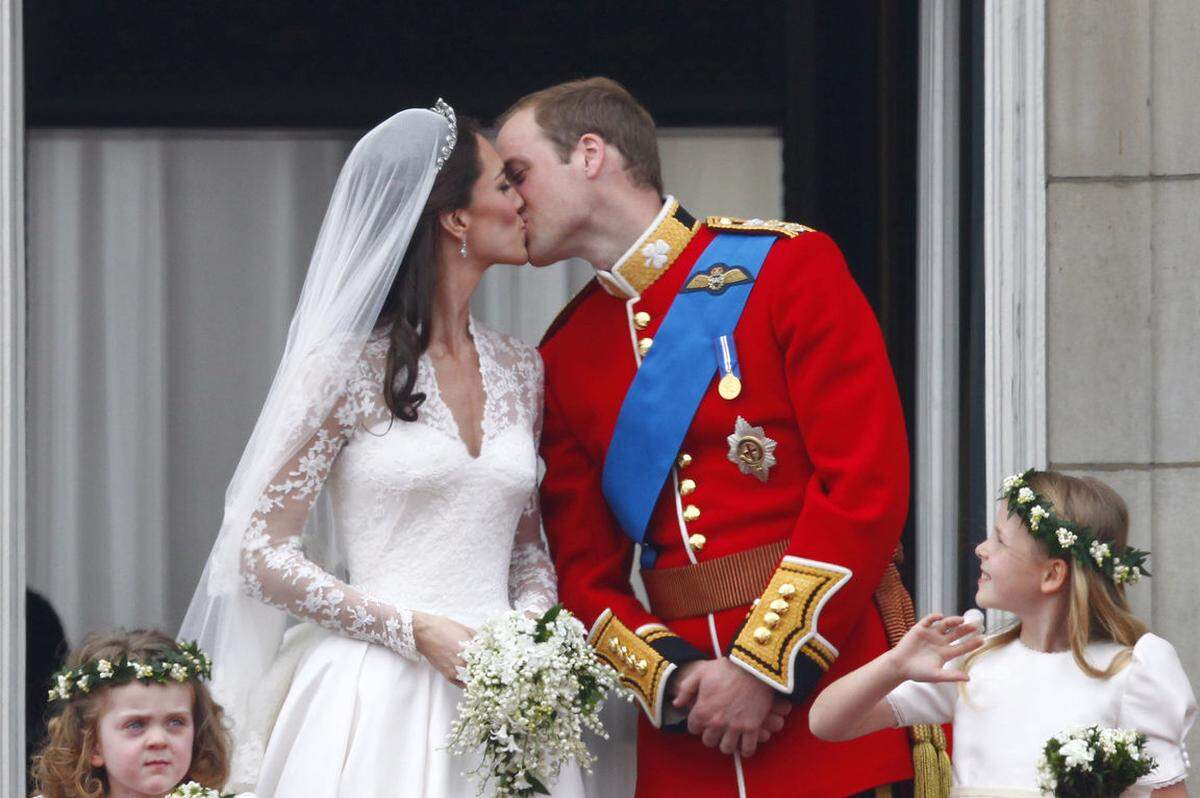 Königsenkel Prinz William heiratet die Bürgerliche Kate Middleton. Das Paar wird vom Volk geliebt, auch wegen seines demonstrativ zur Schau gestellten Bemühens, ein "normales" Leben zu führen.