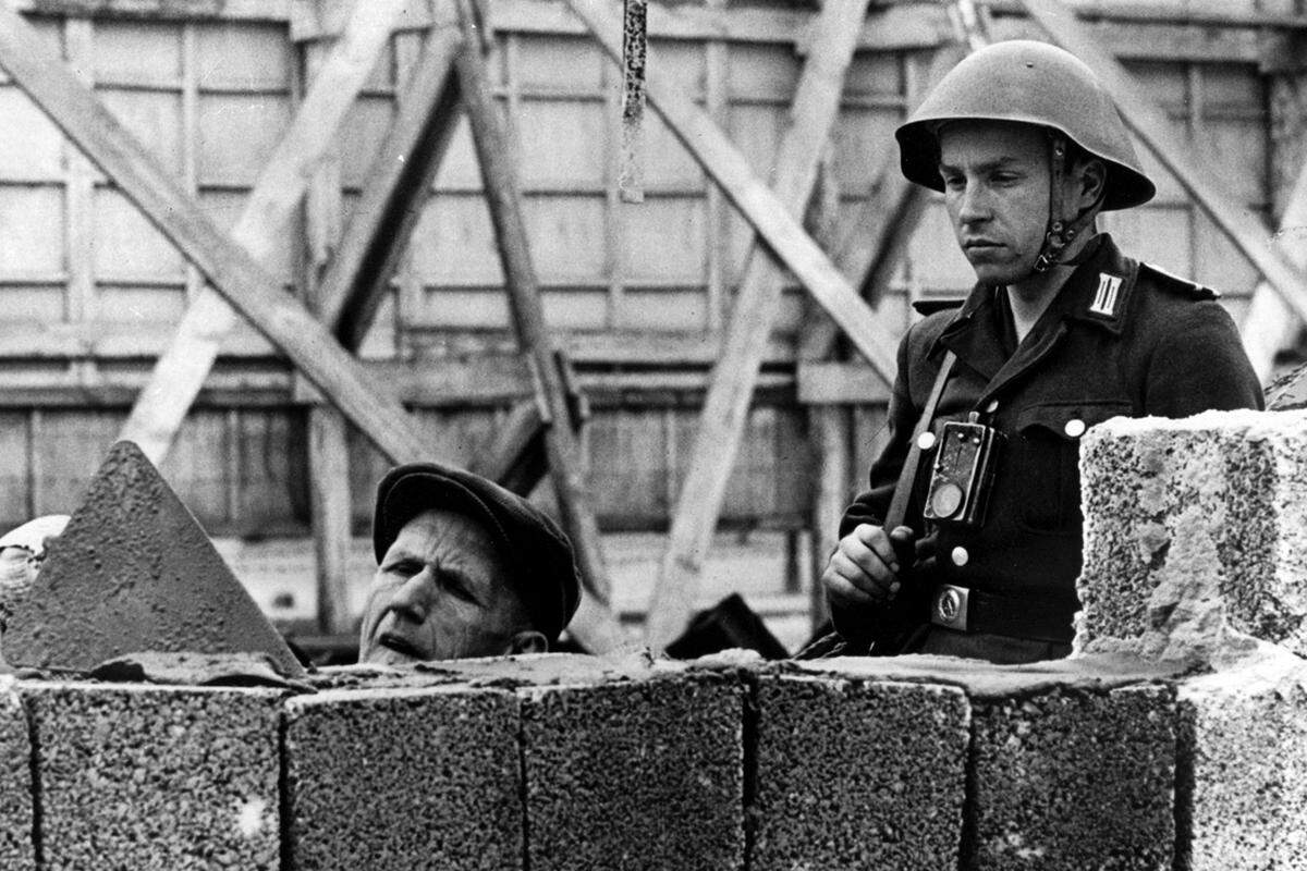 Die Anlage, die die DDR-Bevölkerung am Verlassen des Landes hindern soll, ist komplex: An den meisten Stellen handelt es sich in der endgültigen Form um einen doppelten Mauer- oder Stacheldrahtzug. In den Zwischenräumen befinden sich Bewachungstürme, Alarmdrähte, Beleuchtungsanlagen und Gräben.